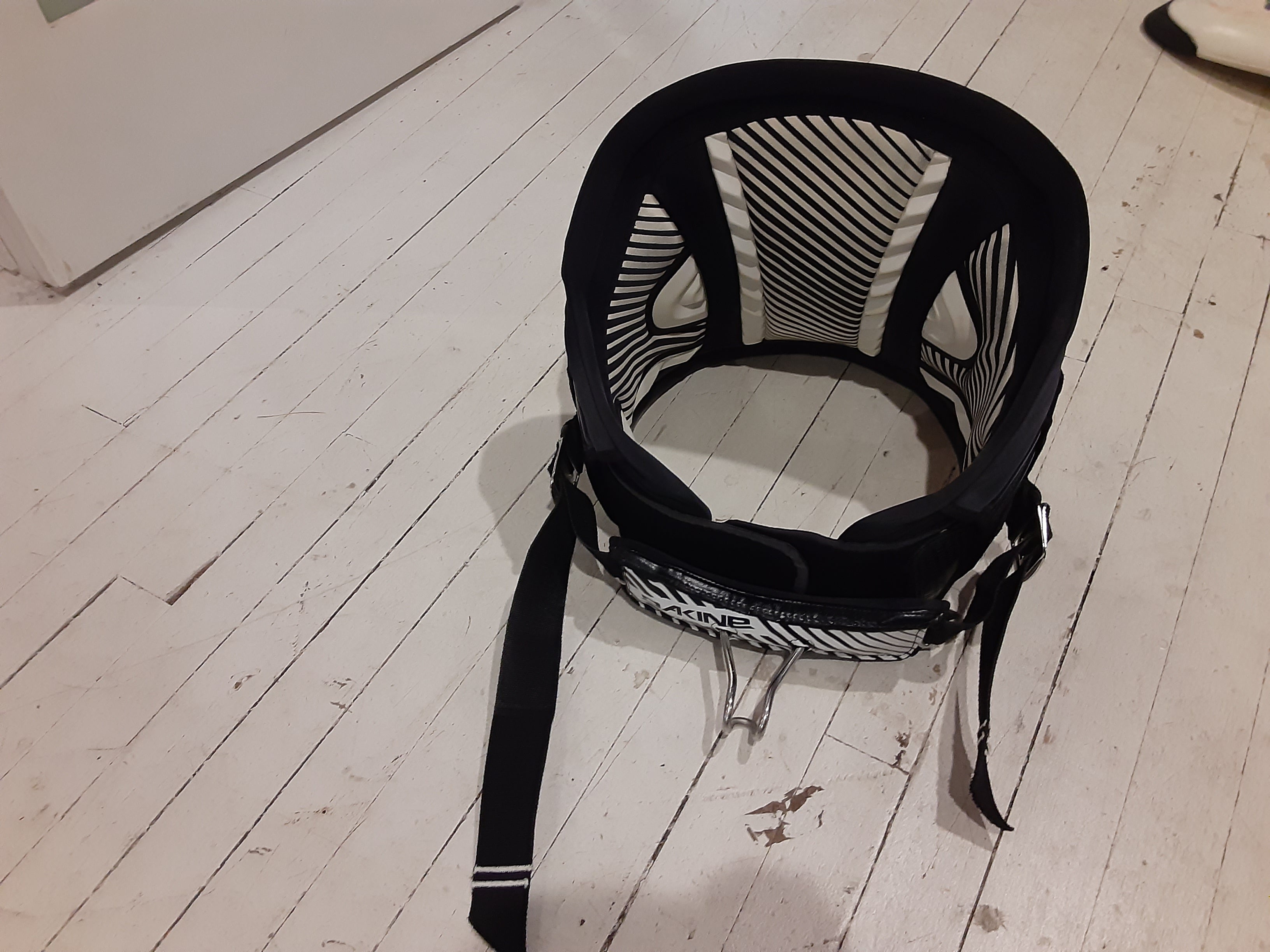 DAKINE T8 CLASSIC SLIDER WAIST HARNESS LARGE - USED